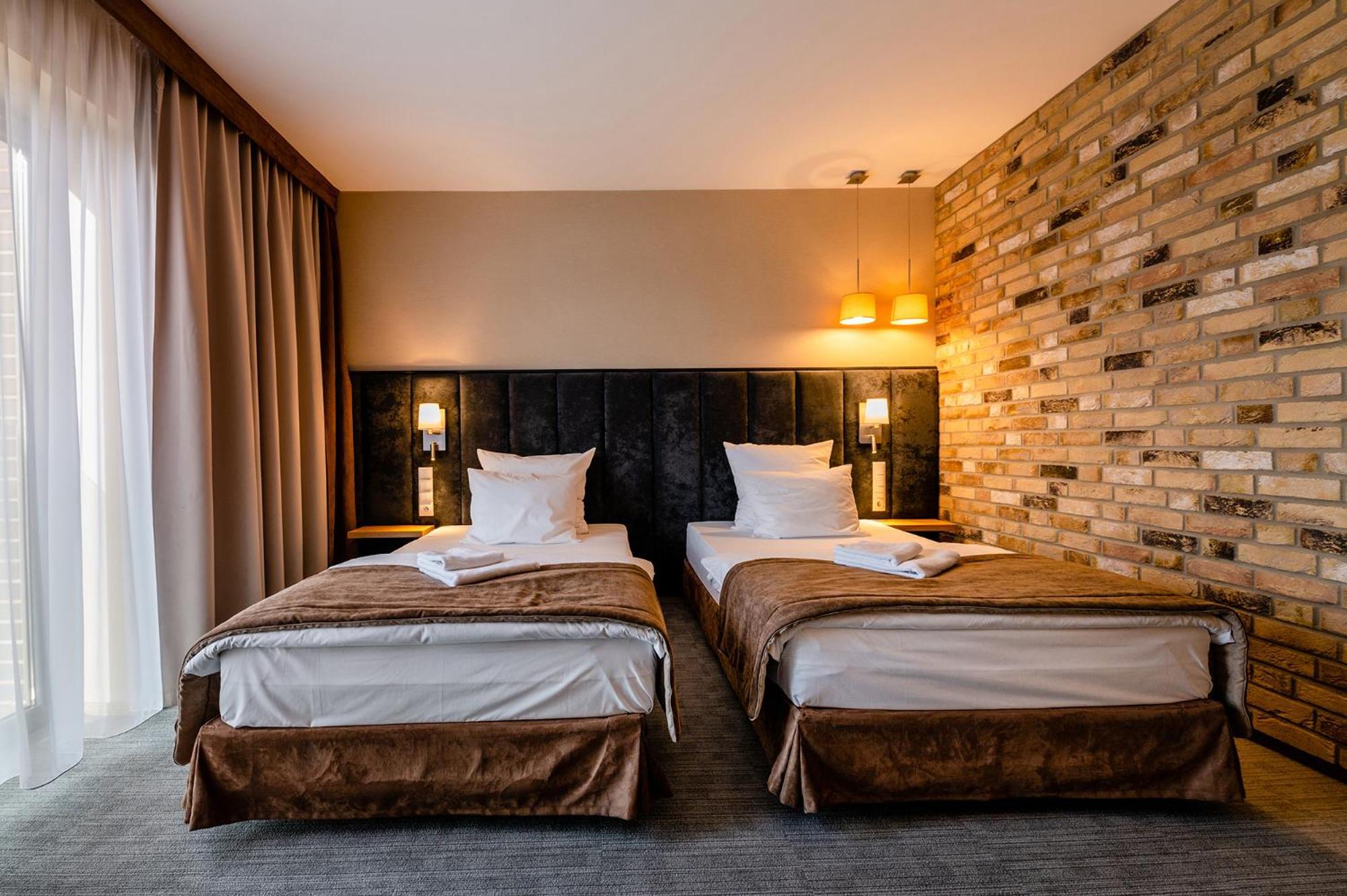 Hotel Alhar Lubliniec Esterno foto